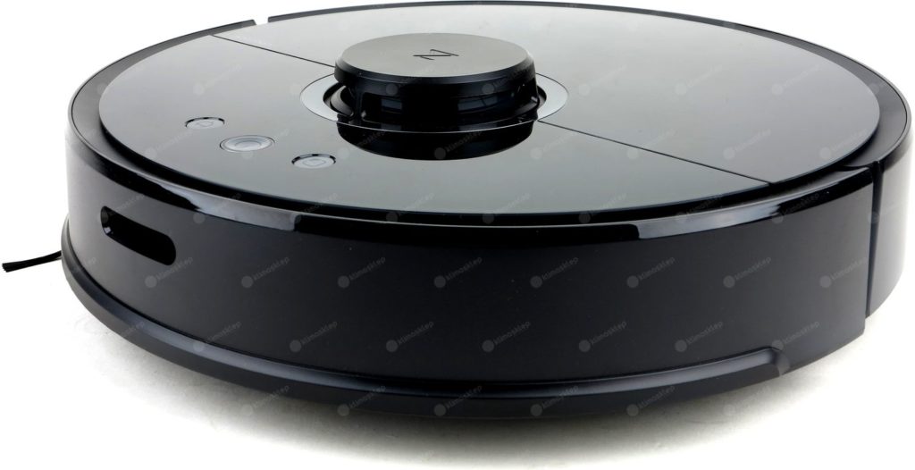 Robot sprzątający xiaomi roborock jest koloru czarnego. Na zdjęciu jest widoczne prawie całe urządzenie, z wyjątkiem tyłu. góra urządzenia posiada charakterystyczny dla robotów Xioami panel sterowania na trzy przyciski